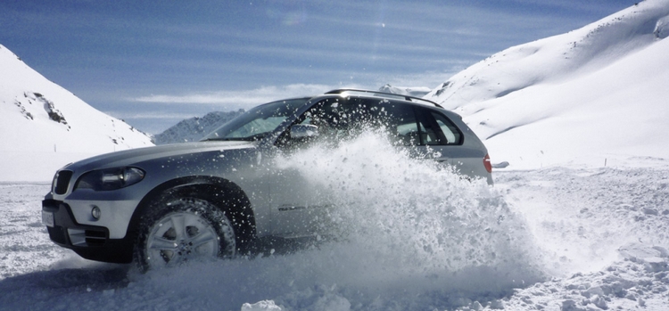 Zdjęcie BMW w śniegu