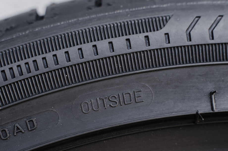 OUTSIDE – Oznaczenie informujące o sposobie montażu opon w oponach o bieżniku asymetrycznym.