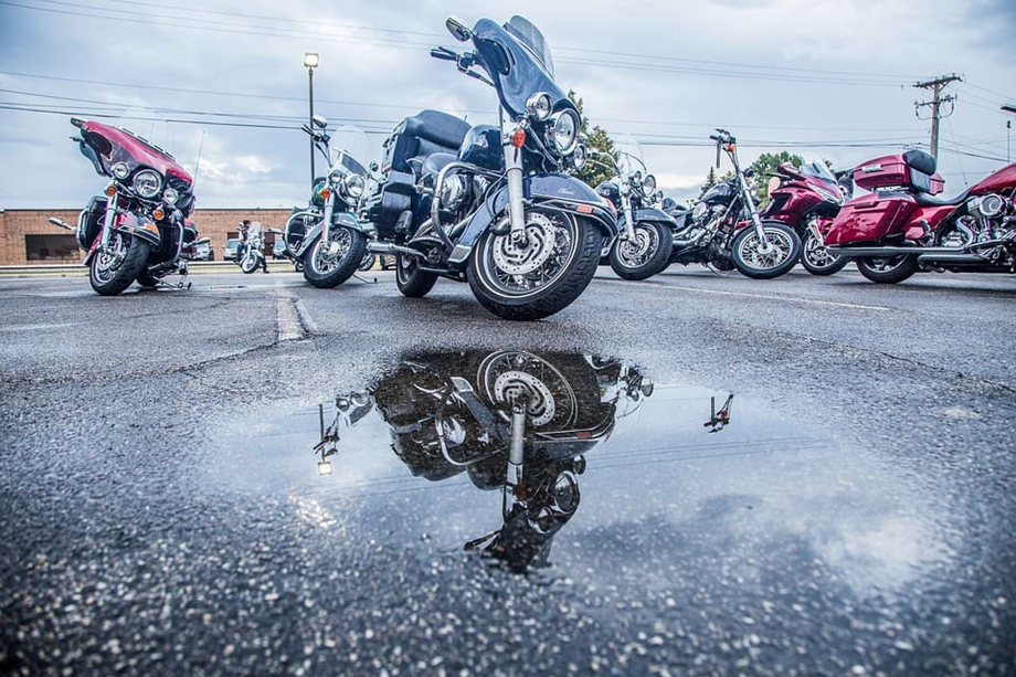 Podczas szybkiej jazdy na mokrej jezdni, motocykle są szczególnie narażone na wpływ aquaplaningu