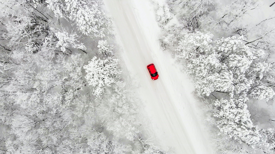 Zimą wielu kierowców podróżuje na długich dystansach oraz do innych krajów