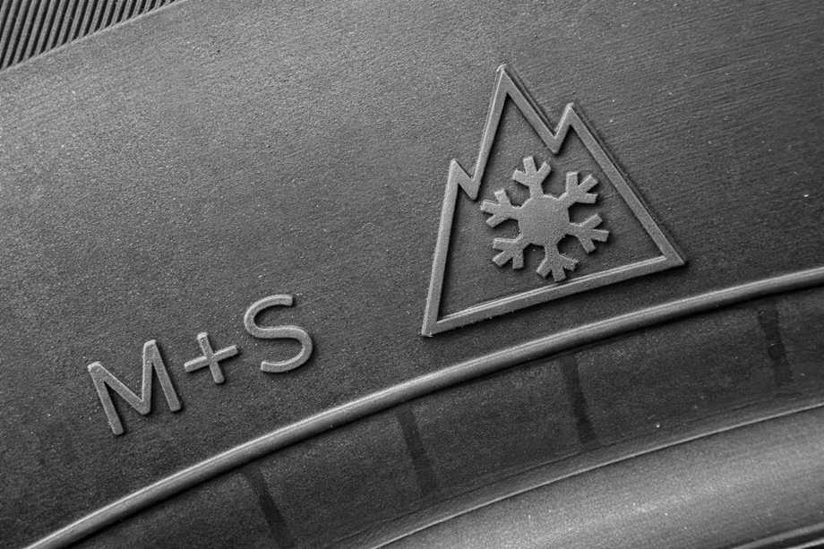 W wielu krajach wystarczą opony z oznaczeniem M+S i symbolem góry z płatkiem śniegu (3PMSF)