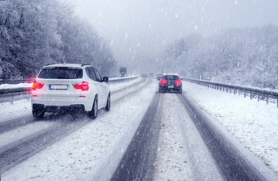 W trakcie jazdy w zimowej aurze zadbaj o odpowiedni dystans między Tobą a sąsiadującym pojazdem