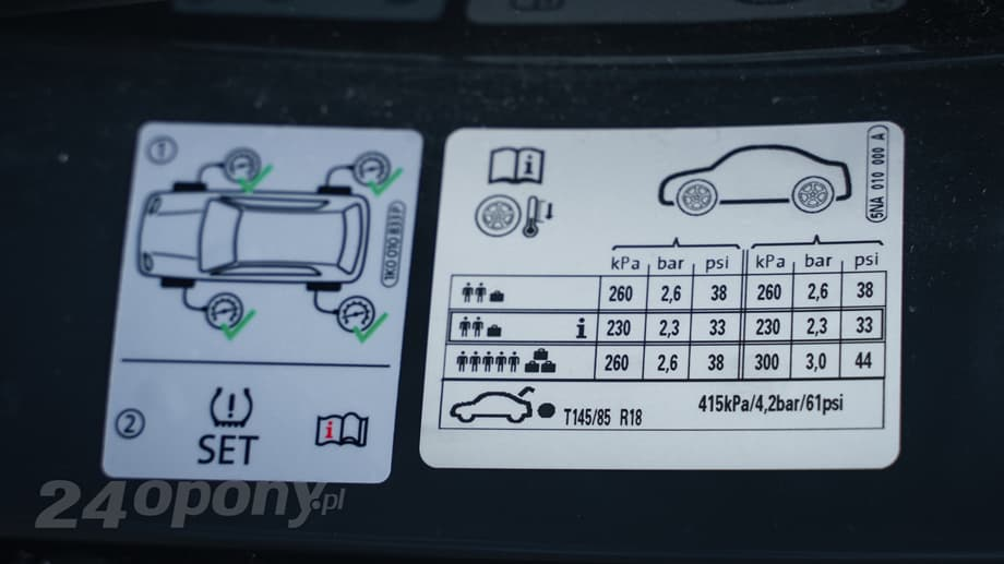 Ciśnienie a tabliczka na przednich drzwiach przy zamku samochodu Volkswagen Tiguan