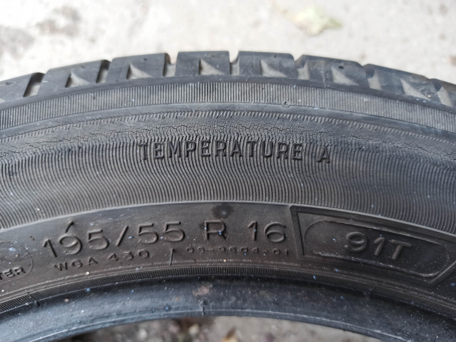 Na zdjęciu opona Michelin ENERGY SAVER 195/65 R16 wraz ze wskaźnikiem temperatury  