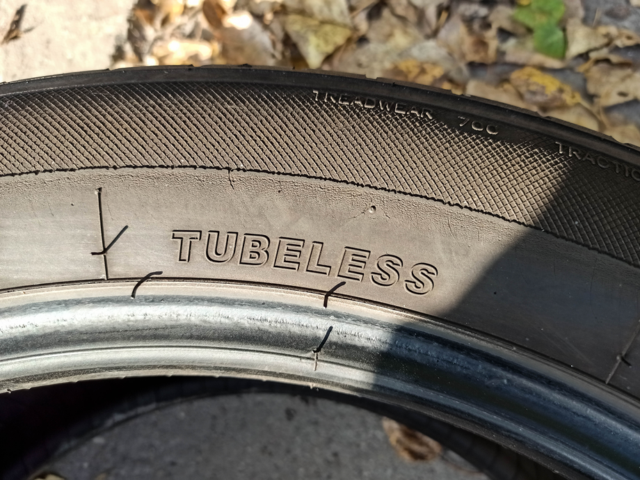 Przykład zastosowania oznaczenia TUBELESS w oponach Kormoran Summer 255/50 R19  