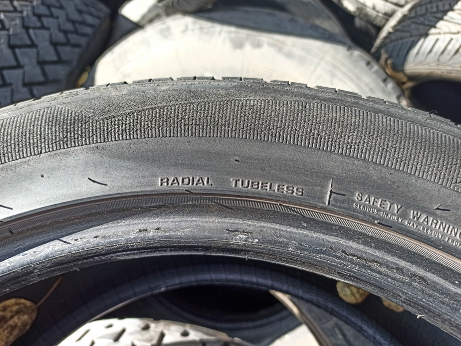 Przykład oznaczenia opony radialnej bezdętkowej Nexen ROADIAN HP 255/50 R19