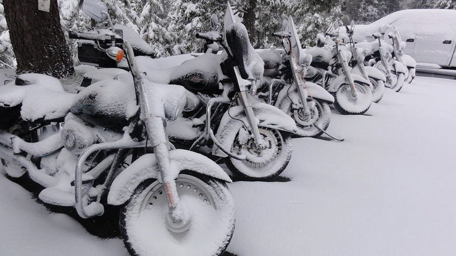 Pozostawienie motocykla na zimę pod chmurką też wymaga specjalnego przygotowania