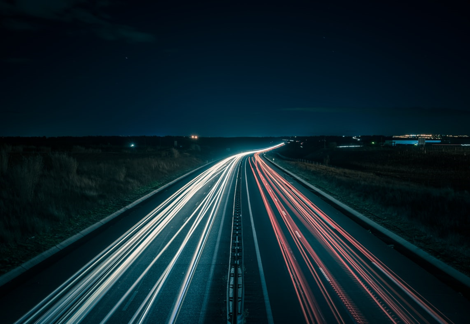 Przepisy zabraniają zawracania między innymi podczas jazdy na autostradzie