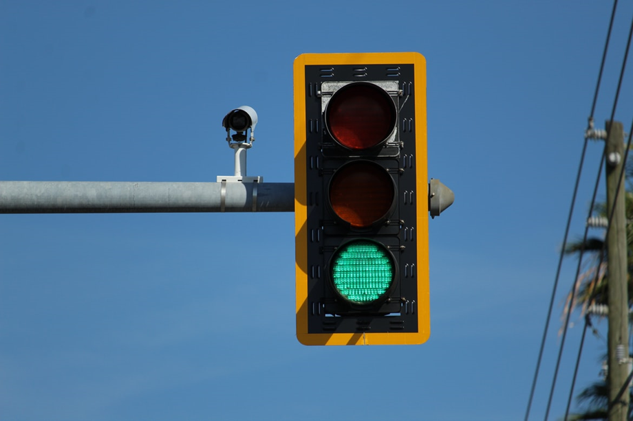 Mimo zielonego światła, na skrzyżowaniu z sygnalizatorem wciąż należy zachować szczególną ostrożność