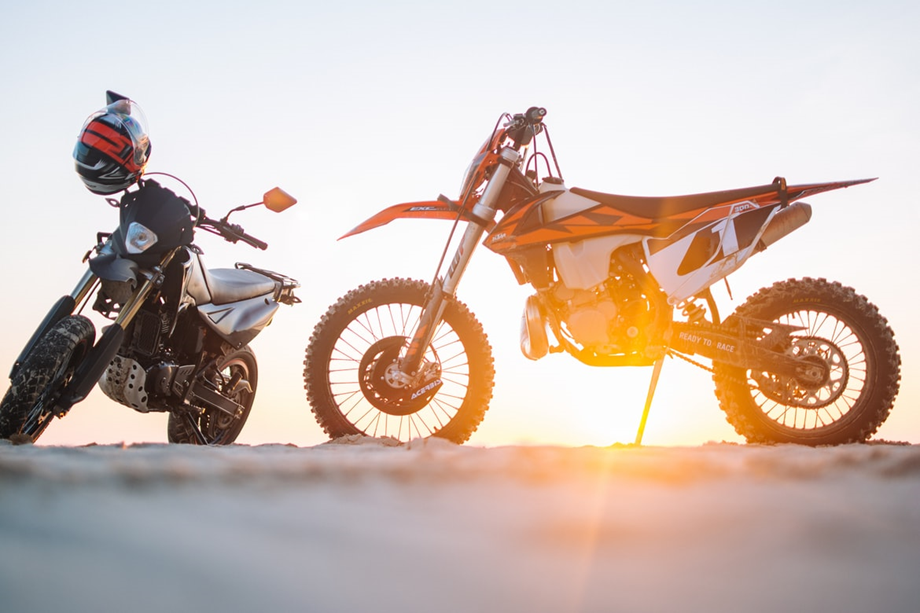 Wybór konstrukcji opony do motocykla zależy w dużej mierze od preferencji i typu jednośladu