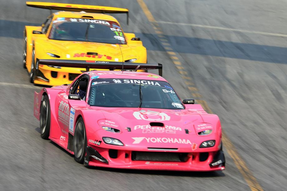 Opony slick użytkują wyłącznie sportowcy na profesjonalnym torze