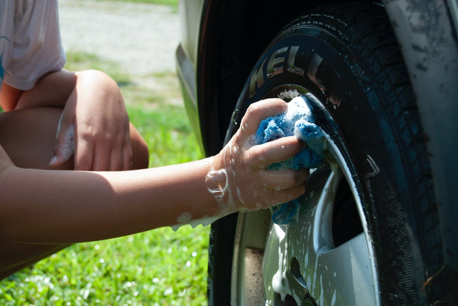 Środki do czyszczenia opon pomogą podkreślić estetykę zadbanego samochodu i felgi 