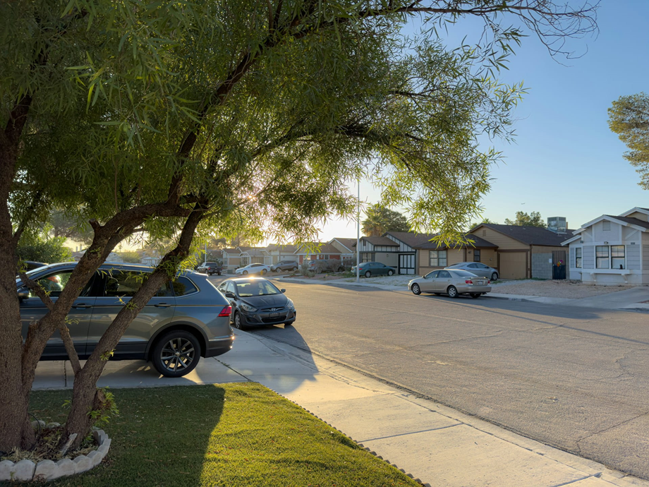 W strefie zamieszkania pieszy ma pierwszeństwo, więc zachowaj ostrożność