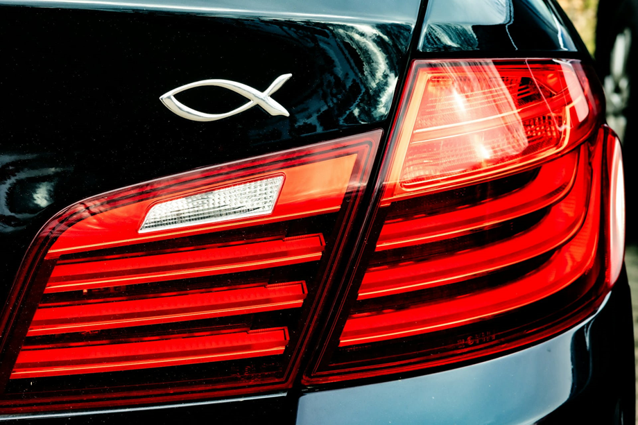 Znak ryby na aucie to symbol wiary