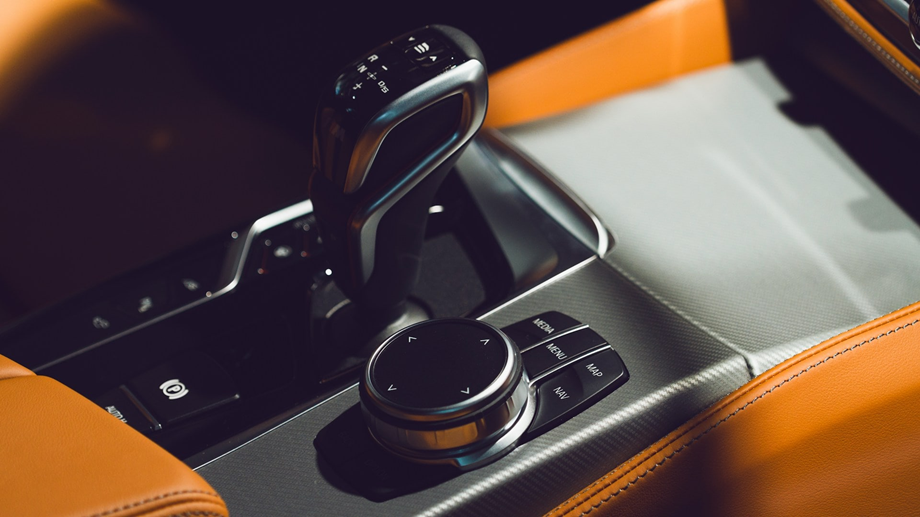 Łagodne hamowanie pomaga skrzyni utrzymać płynność zmian