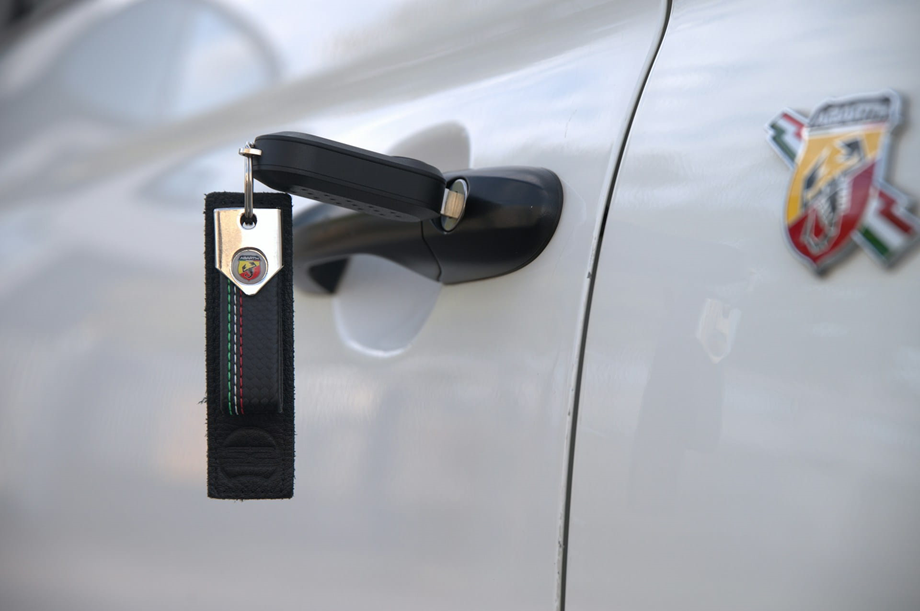 Breloczek z logo auta to drobiazg, który podkreśla przywiązanie do marki