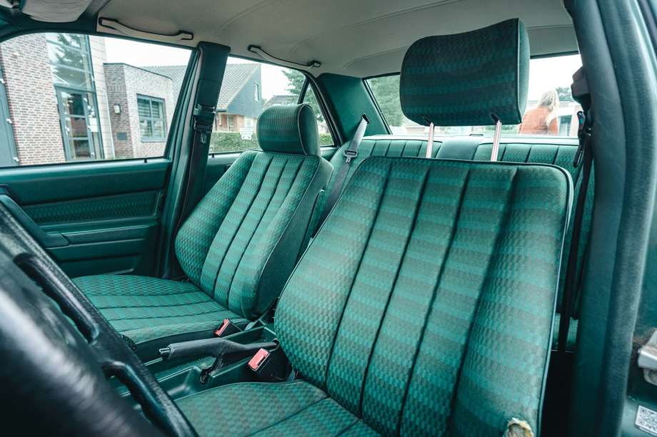 Regularne czyszczenie chroni fotele przed trwałym zabrudzeniem