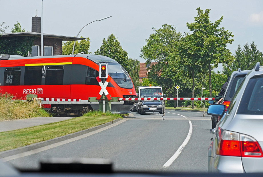 Zbliżając się do przejazdu kolejowego należy zachować szczególną ostrożność