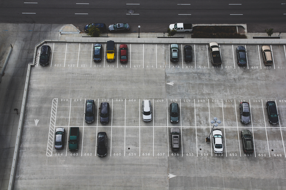 Właściciel parkingu i posiadacz pojazdu łączy umowa przechowania