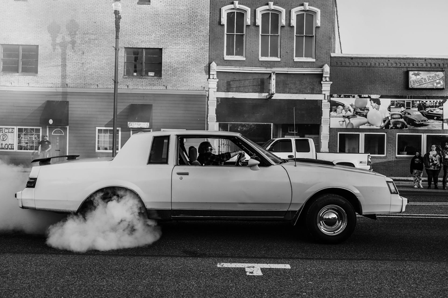 Zdrowy silnik nie powinien dymić, więc warto sprawdzić przyczynę