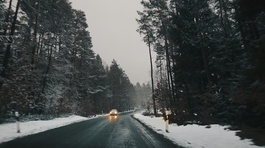 Błyszcząca nawierzchnia często oznacza lód, nawet gdy nie widać śniegu