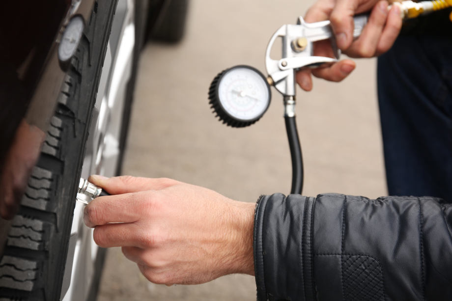 Właściwe ciśnienie w oponach pomaga spalić mniej paliwa