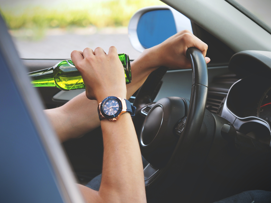 Prowadzenie pod wpływem alkoholu jest jednym z powodów utraty prawa jazdy 