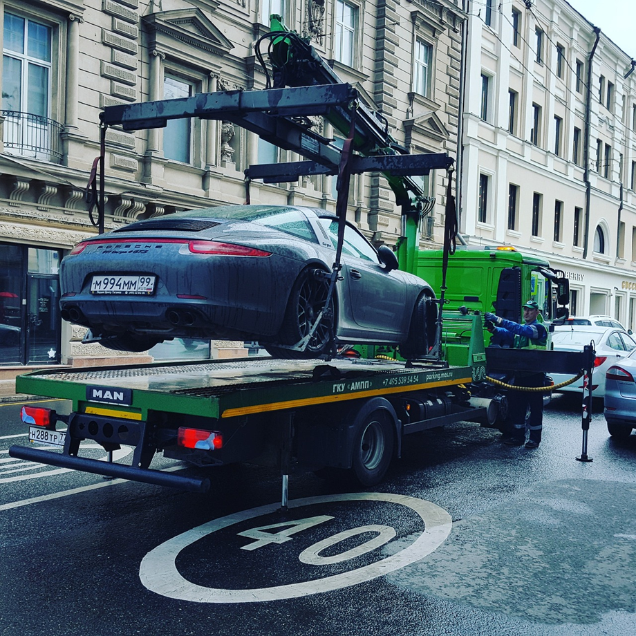 Po odholowaniu samochodu na specjalny parking, właściciel musi pokryć dodatkowe koszt z tym związane