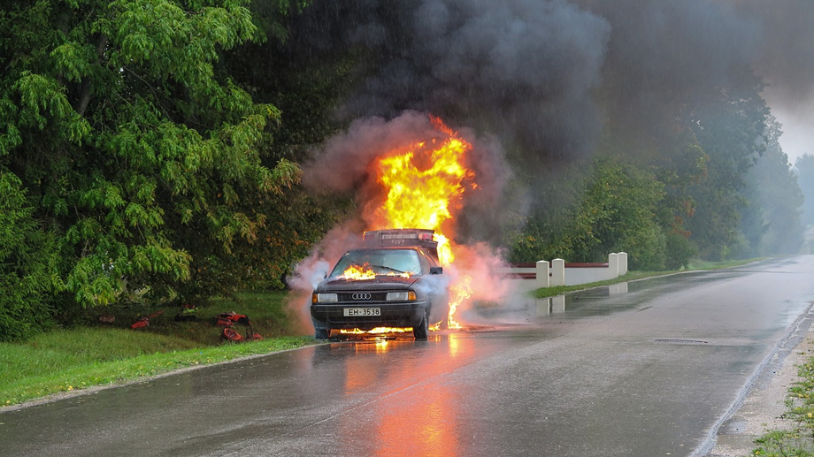Pożary samochodów są najczęstsze w sezonie letnim